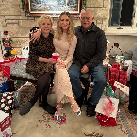 Find me on Instagram: BLONDEMOMDOTCOM - Picture 4 of 6